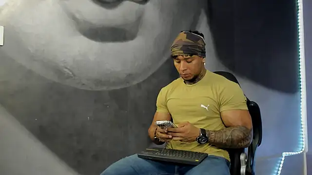 Snapshot of bradley_smith chatting on 01-21-25, 12:57 bradley smith online show from 01-21-25, 12:57