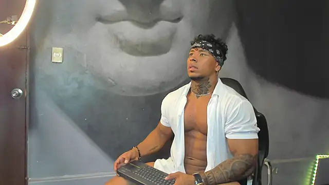 Snapshot of bradley_smith chatting on 02-01-25, 10:15 bradley smith online show from 02-01-25, 10:15