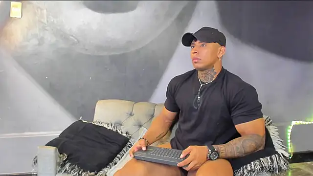 Snapshot of bradley_smith chatting on 02-08-25, 02:27 bradley smith online show from 02-08-25, 02:27