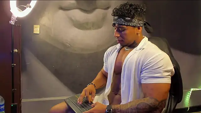 Snapshot of bradley_smith chatting on 02-16-25, 01:38 bradley smith online show from 02-16-25, 01:38