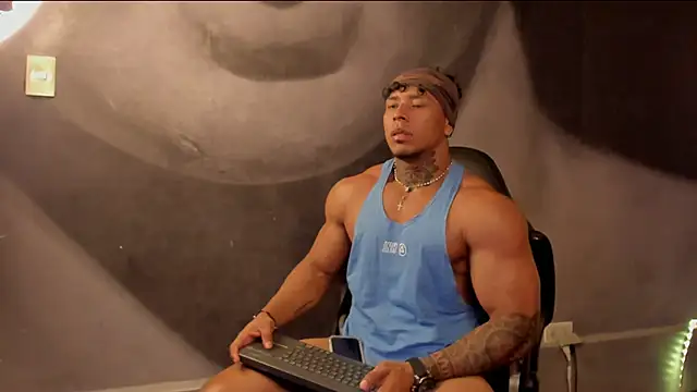 Snapshot of bradley_smith chatting on 02-17-25, 06:15 bradley smith online show from 02-17-25, 06:15