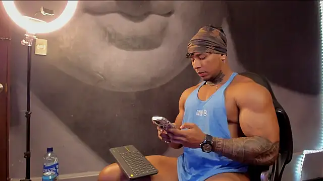 Snapshot of bradley_smith chatting on 02-18-25, 11:33 bradley smith online show from 02-18-25, 11:33