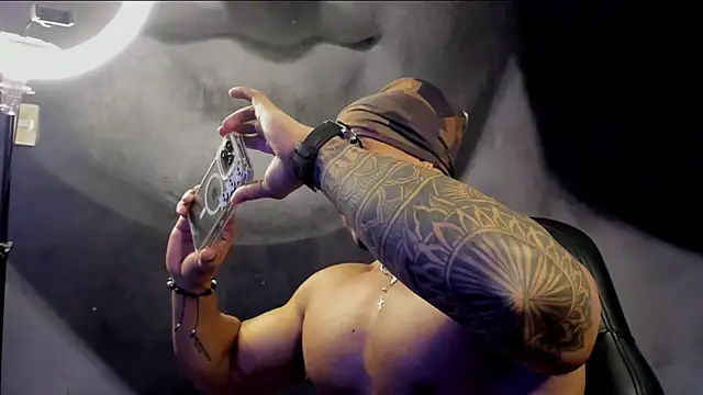 Snapshot of bradley_smith chatting on 02-20-25, 01:36 bradley smith online show from 02-20-25, 01:36