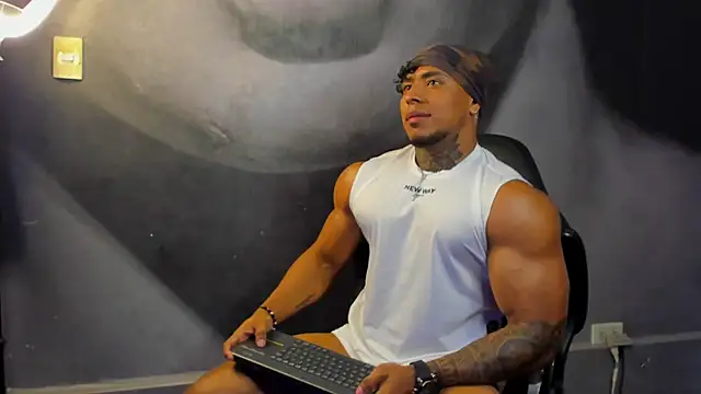 Snapshot of bradley_smith chatting on 03-05-25, 07:16 bradley smith online show from 03-05-25, 07:16