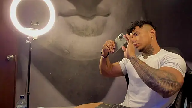 Snapshot of bradley_smith chatting on 03-18-25, 02:47 bradley smith online show from 03-18-25, 02:47