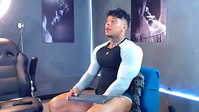 Snapshot of bradley_smith chatting on 10-13-25, 07:30 bradley smith online show from 10-13-25, 07:30