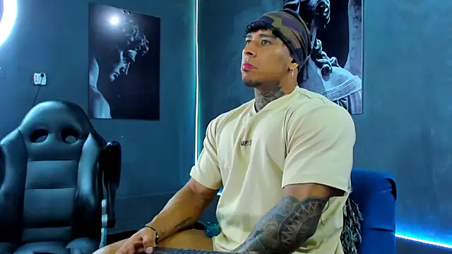 Snapshot of bradley_smith chatting on 10-14-25, 02:45 bradley smith online show from 10-14-25, 02:45