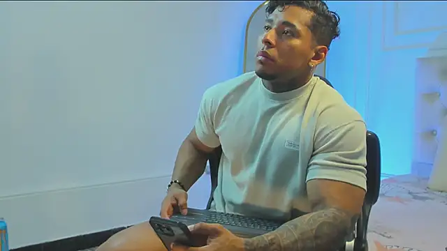 Snapshot of bradley_smith chatting on 10-18-25, 08:37 bradley smith online show from 10-18-25, 08:37