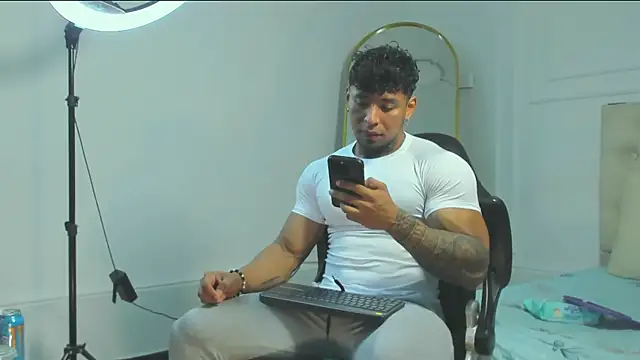 Snapshot of bradley_smith chatting on 10-19-25, 02:07 bradley smith online show from 10-19-25, 02:07