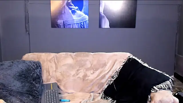 Snapshot of bradley_smith chatting on 12-14-25, 08:20 bradley smith online show from 12-14-25, 08:20