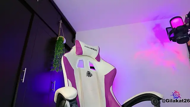 Snapshot of GilaKat chatting on 11-28-25, 01:52 GilaKat online show from 11-28-25, 01:52