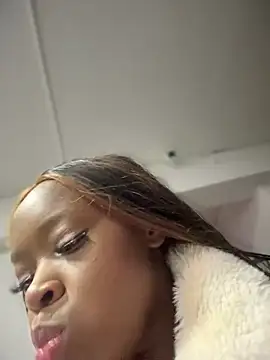 Snapshot of Thyana_LS chatting on 02-02-25, 01:19 Thyana LS online show from 02-02-25, 01:19