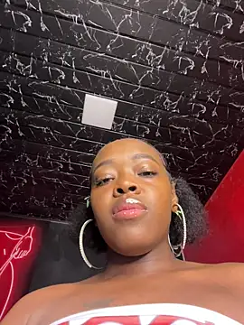 Snapshot of Thyana_LS chatting on 10-29-25, 01:35 Thyana LS online show from 10-29-25, 01:35