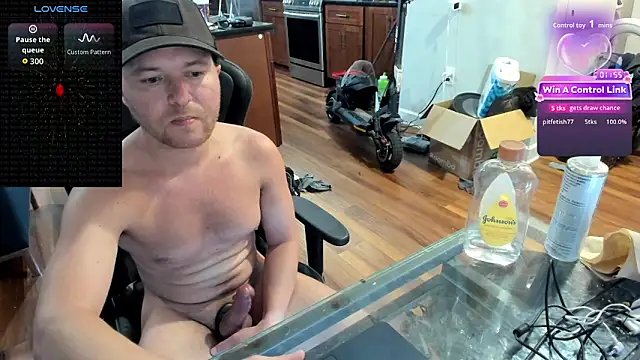 Snapshot of aaron_s_x chatting on 06-17-26, 01:19 aaron s x online show from 06-17-26, 01:19