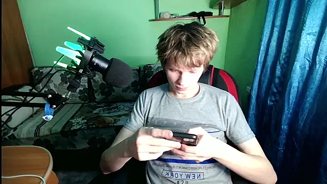 Snapshot of fameboyboo chatting on 11-23-25, 03:23 fameboyboo online show from 11-23-25, 03:23