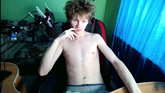 Snapshot of fameboyboo chatting on 11-28-25, 10:07 fameboyboo online show from 11-28-25, 10:07