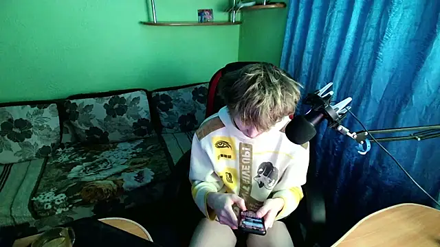 Snapshot of fameboyboo chatting on 12-20-25, 04:47 fameboyboo online show from 12-20-25, 04:47