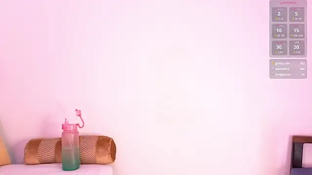 Snapshot of Saray_M_ chatting on 05-19-26, 05:19 Saray M online show from 05-19-26, 05:19