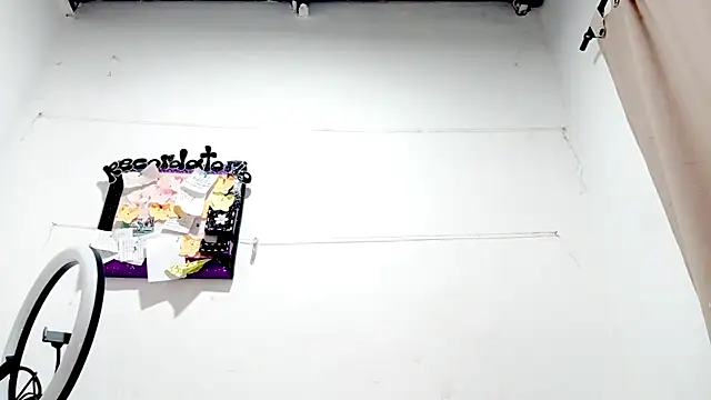 PetiteIvoryQueen19 online show from 09-19-25, 08:38