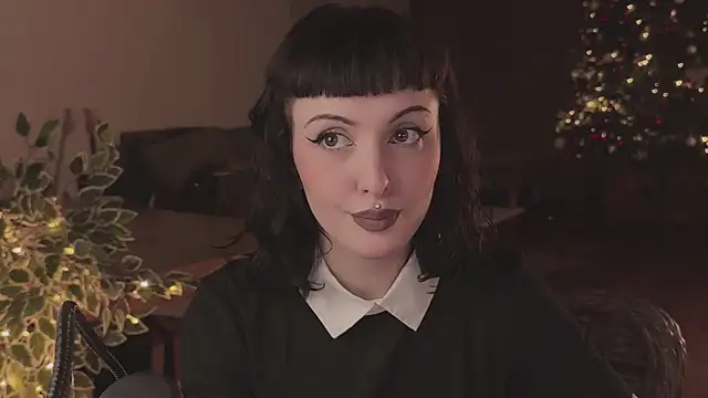 Snapshot of vinylstore chatting on 12-18-24, 05:00 vinylstore online show from 12-18-24, 05:00