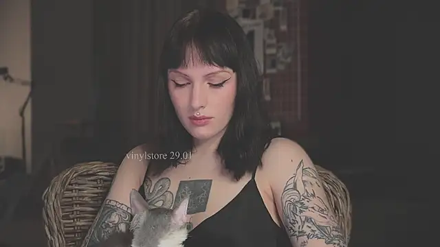 Snapshot of vinylstore chatting on 01-29-25, 11:51 vinylstore online show from 01-29-25, 11:51