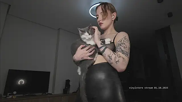 Snapshot of vinylstore chatting on 10-01-25, 05:30 vinylstore online show from 10-01-25, 05:30