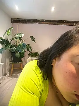 Snapshot of Alma- chatting on 04-06-26, 12:06 Alma- online show from 04-06-26, 12:06