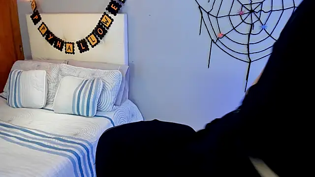 Maia W10 online show from 10-27-25, 12:20