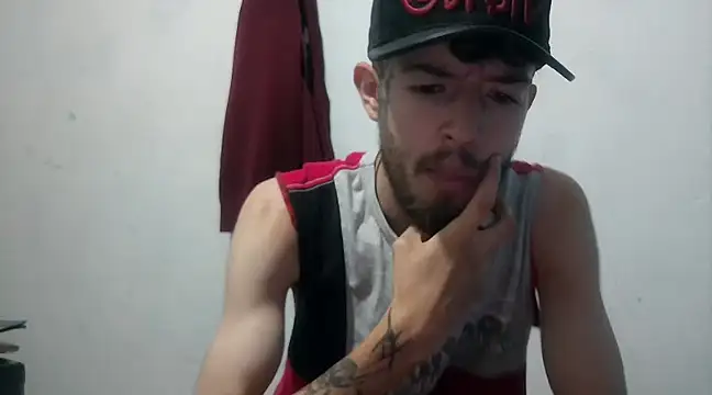 Snapshot of Aaronkiller chatting on 12-13-24, 01:01 Aaronkiller online show from 12-13-24, 01:01