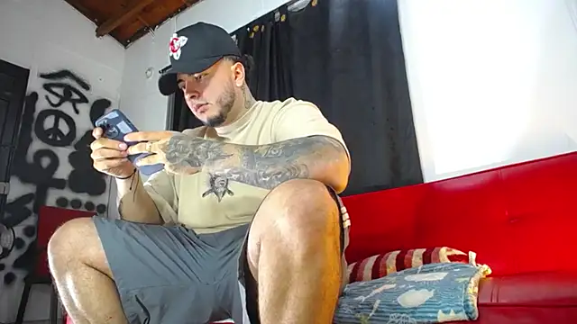 Snapshot of Dexter-T chatting on 02-11-25, 04:33 Dexter-T online show from 02-11-25, 04:33