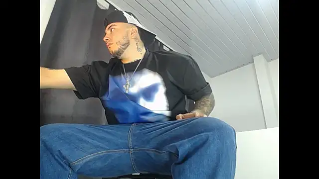 Snapshot of Dexter-T chatting on 09-30-25, 06:07 Dexter-T online show from 09-30-25, 06:07