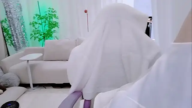 Snapshot of Vaness-a chatting on 11-16-25, 09:04 Vaness-a online show from 11-16-25, 09:04