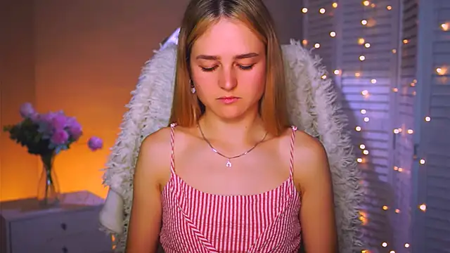 Snapshot of DeboraLarson chatting on 10-04-25, 03:48 DeboraLarson online show from 10-04-25, 03:48