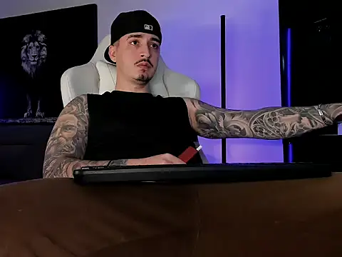 Snapshot of uptomatty chatting on 11-14-25, 09:46 uptomatty online show from 11-14-25, 09:46