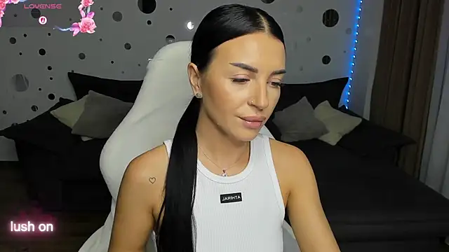 Snapshot of Just_Mira_ chatting on 09-23-25, 04:15 Just Mira online show from 09-23-25, 04:15