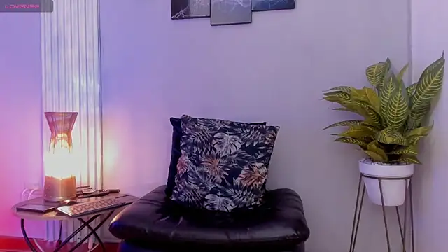Snapshot of thomas_eliotts chatting on 12-18-24, 07:41 thomas eliotts online show from 12-18-24, 07:41