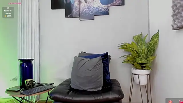 Snapshot of thomas_eliotts chatting on 03-04-25, 08:16 thomas eliotts online show from 03-04-25, 08:16