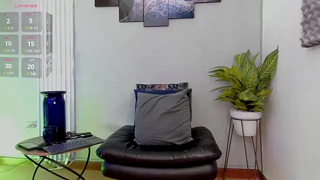 Snapshot of thomas_eliotts chatting on 03-05-25, 08:21 thomas eliotts online show from 03-05-25, 08:21