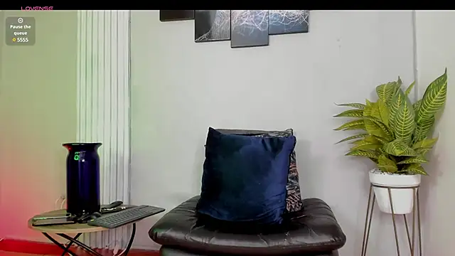 Snapshot of thomas_eliotts chatting on 03-13-25, 08:00 thomas eliotts online show from 03-13-25, 08:00