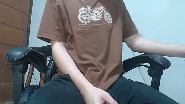 Snapshot of julien_xv chatting on 10-19-25, 06:03 julien xv online show from 10-19-25, 06:03