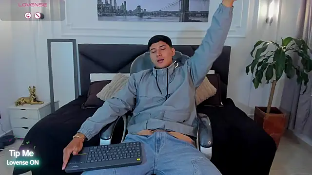 Snapshot of Damian23__ chatting on 11-05-25, 12:16 Damian23 online show from 11-05-25, 12:16