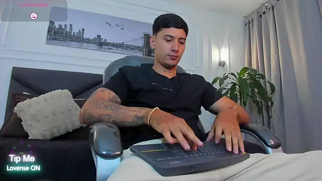 Snapshot of Damian23__ chatting on 11-06-25, 10:16 Damian23 online show from 11-06-25, 10:16