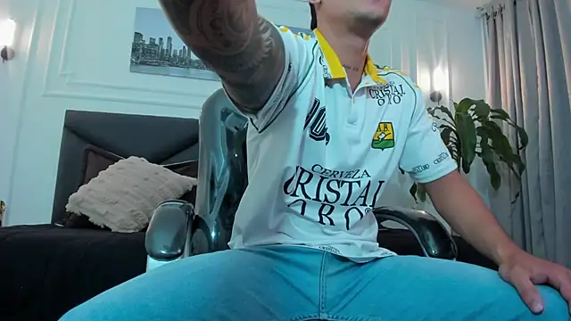 Snapshot of Damian23__ chatting on 11-08-25, 10:59 Damian23 online show from 11-08-25, 10:59