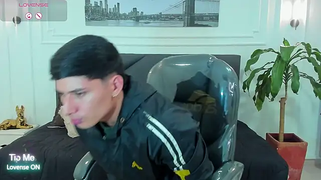 Snapshot of Damian23__ chatting on 11-10-25, 12:37 Damian23 online show from 11-10-25, 12:37