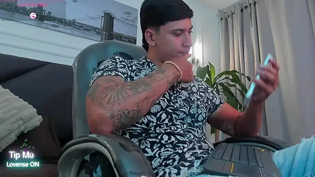 Snapshot of Damian23__ chatting on 11-11-25, 11:54 Damian23 online show from 11-11-25, 11:54