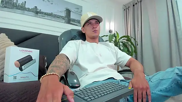 Snapshot of Damian23__ chatting on 11-12-25, 11:32 Damian23 online show from 11-12-25, 11:32