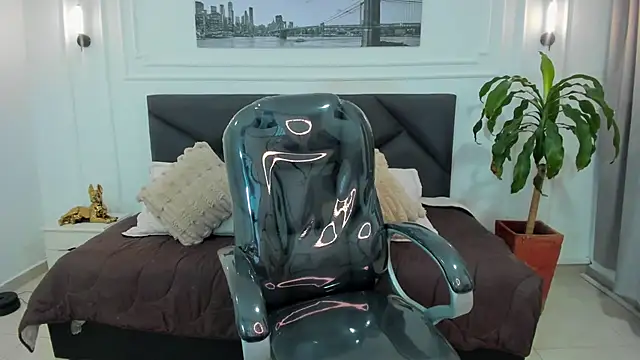 Snapshot of Damian23__ chatting on 11-18-25, 11:03 Damian23 online show from 11-18-25, 11:03