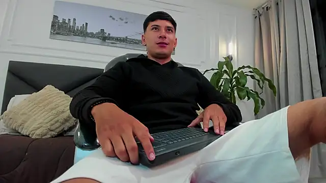 Snapshot of Damian23__ chatting on 11-22-25, 10:36 Damian23 online show from 11-22-25, 10:36