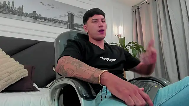 Snapshot of Damian23__ chatting on 11-27-25, 10:17 Damian23 online show from 11-27-25, 10:17