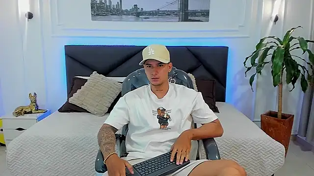 Snapshot of Damian23__ chatting on 12-02-25, 11:04 Damian23 online show from 12-02-25, 11:04